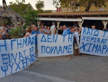 Οι πολίτες της Χειμάρρας διαμαρτύρονται: «Η χριστιανική Χειμάρρα δεν θα υποδουλωθεί – Έξω από τη γη μας ολιγάρχες και μαφία»